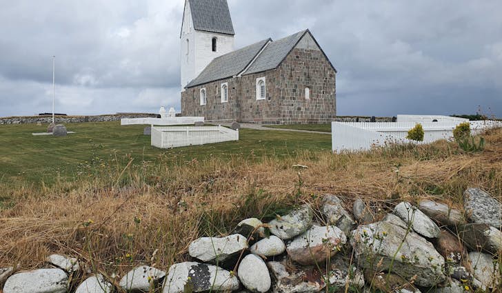 Trans Kirke - på kanten af havet